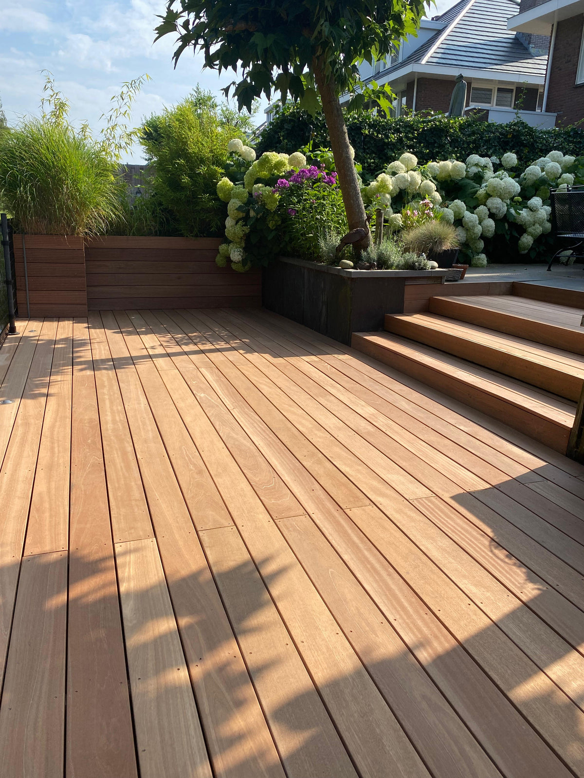 Verlenging van de tuin met een houten vlonder