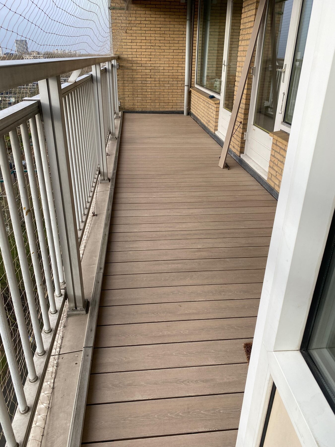 Composiet vlonder op een balkon