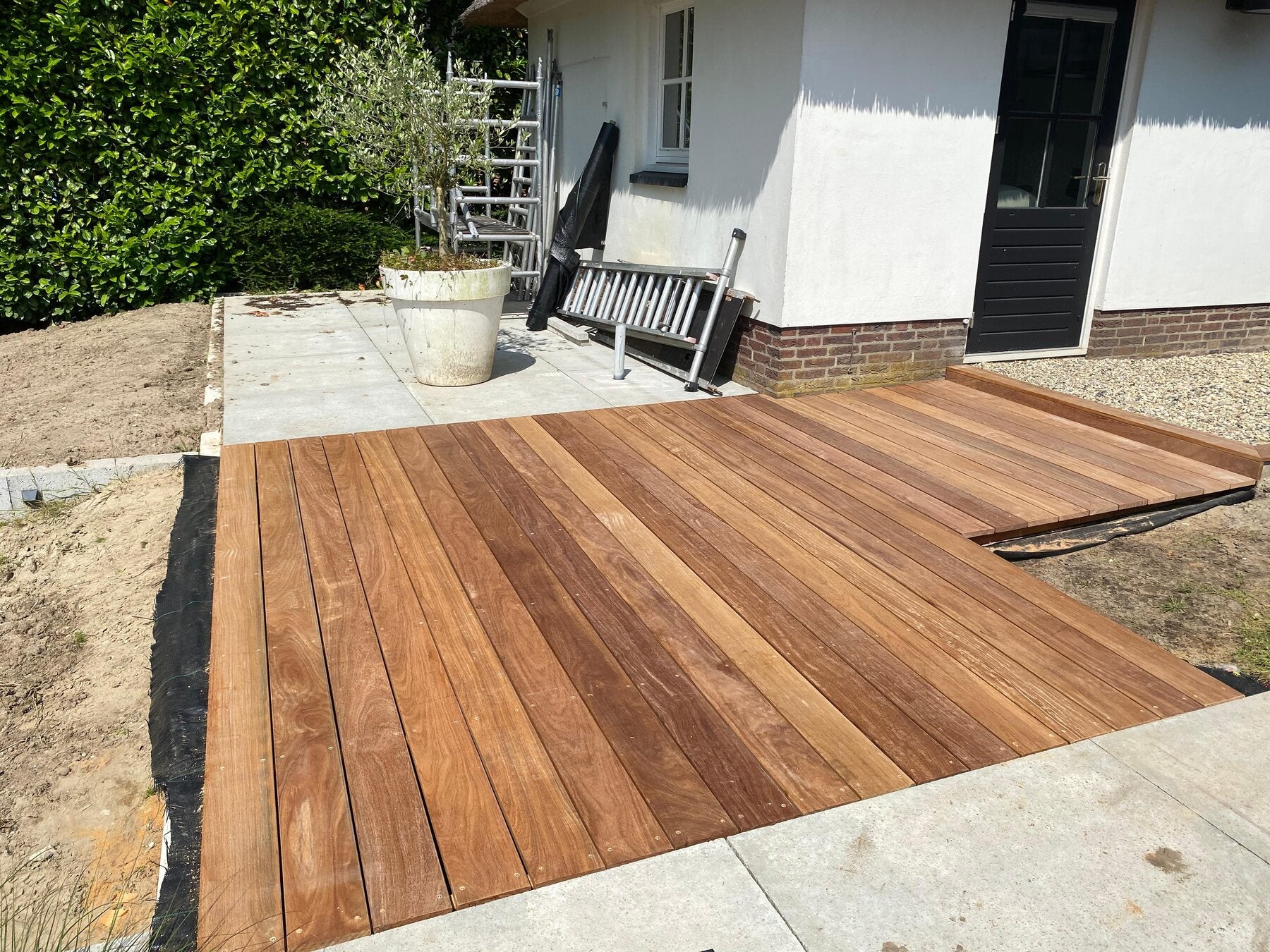 Houten vlonder met een strakke uitstraling