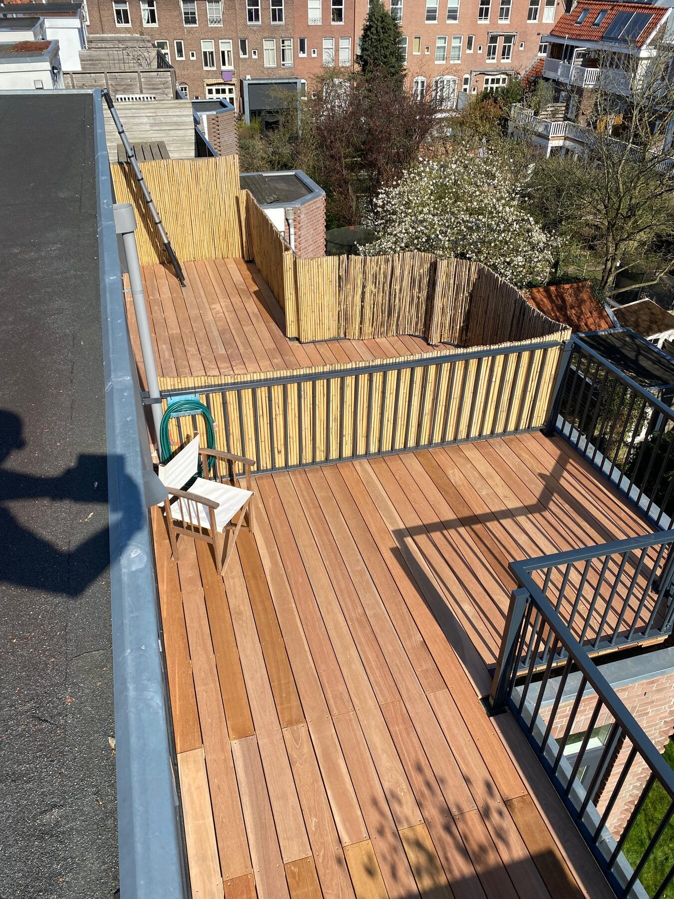 Houten vlonder in een stadstuin op niveau