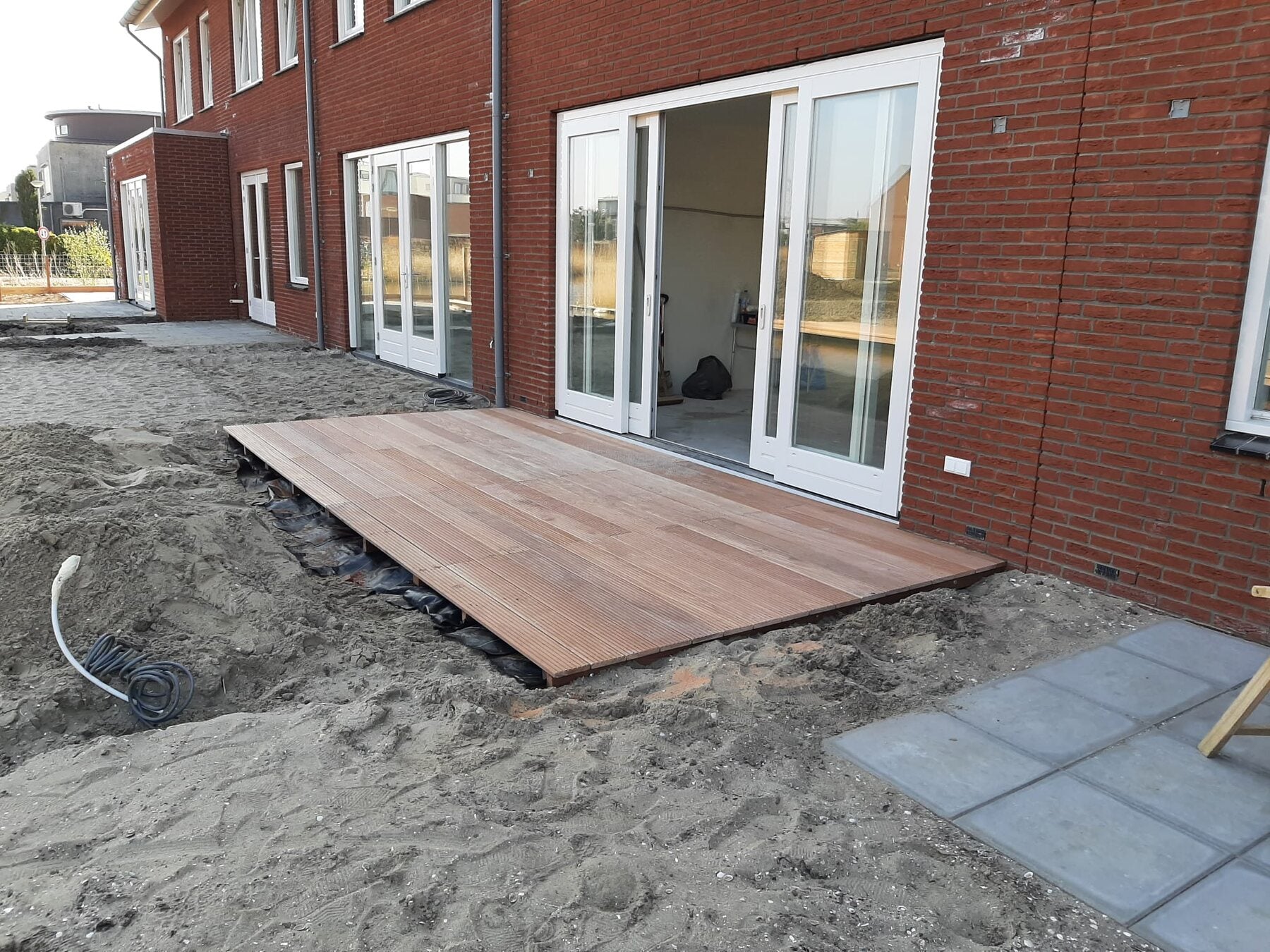 Houten vlonder bij de entree